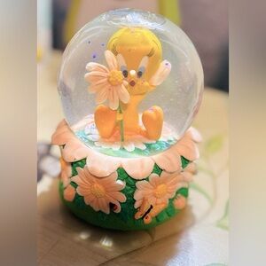 Vintage Warner Brothers Studio Store Tweety Bird sunflower Snow Globe 1997
